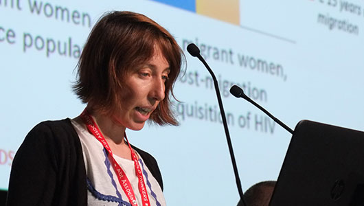 Julie Pannetier, en su intervención en AIDS 2016. Foto: Roger Pebody, aidsmap.com